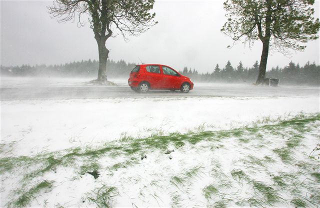 Sníh ve Sklené na Vysoin. (14. íjna 2009)