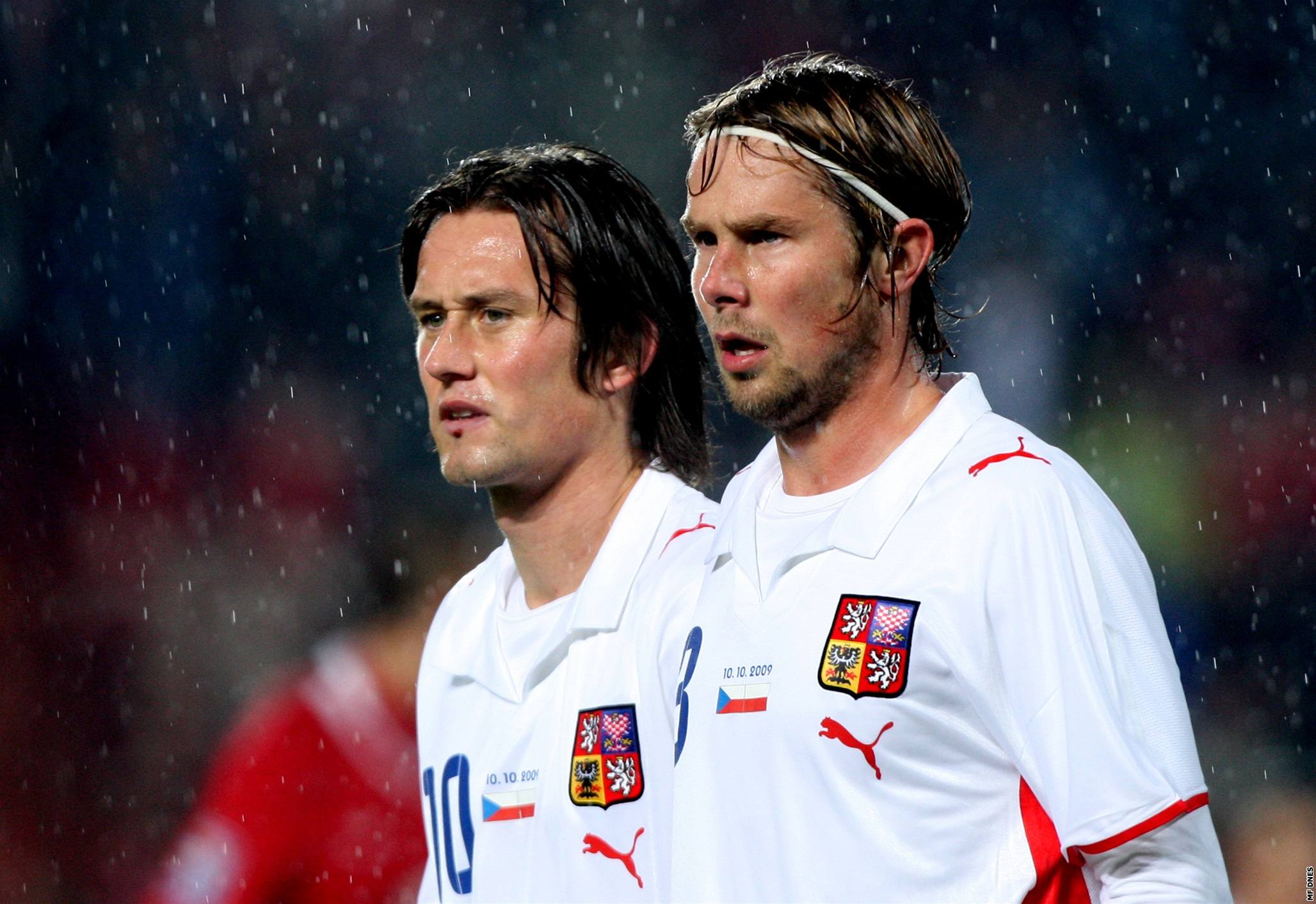 Dovedou Jaroslav Pla�il (v pop�edí) a Tomá� Rosický �eskou reprezentaci na EURO 2012? Podle bookmaker� skon�í tým v kvalifika�ní skupin� druhý.