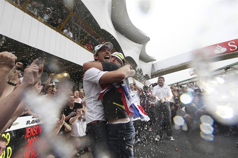 MISTR! Jenson Button (vlevo) slaví s týmovým kolegou Barrichellem titul sv�tového �ampiona. Jeden �ech na tom vyd�lal skoro t�i miliony korun.