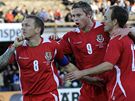 Fotbalisté Walesu se radují z gólu Craiga Bellamyho (vlevo)