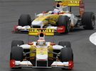 Fernando Alonso (vpedu) a Romain Grosjean z Renaultu pi tréninku na Velkou cenu Brazílie.