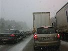 Dálnici D1 u Jihlavy ve smru na Prahu ochromil sníh a nehoda, na míst se tvoí dlouhé kolony
