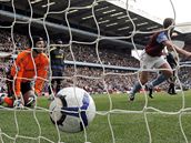 Aston Villa - Chesea: Petr �ech (vlevo), Richard Dunne oslavuje gól