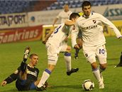 Ostrava - Liberec: Miroslav Holeák (na zemi) a Robert Zeher (s míem)