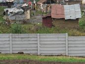 Betonová ze� v obci Ostrovany, která d�lí romské a neromské obyvatelstvo.