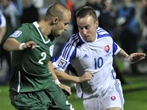 Slovensko - Slovinsko: domc Miroslav Stoch (vpravo) a Miso Brecko