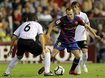 Valencia - Barcelona: Andrs Iniesta (uprosted) a David Albelda