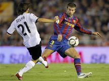 Valencia - Barcelona: Gerard Pique (vpravo) a David Silva