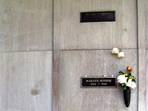Msto poslednho odpoinku Marilyn Monroe, pmo nad nm je hrobka Richarda Ponchera.