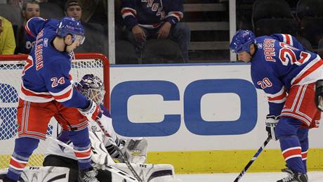 NY Rangers-Los Angeles, domácí Václav Prospal (vpravo) a Ryan Callahan, v brance Erik Ersberg 