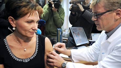 Ministryn zdravotnictví Dana Jurásková se nechala okovat proti sezónní chipce (16. 10. 2009) 