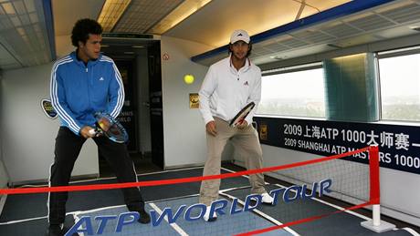 Jo-Wilfried Tsonga (vlevo) a Fernado Verdasco "hrají" tenis v anghajském rychlíku