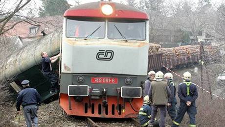 vykolejený nákladní vlak u Mníku pod Brdy
