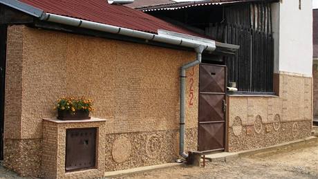 Zedník v Mutěnicích si obkládá dům zátkami od vína