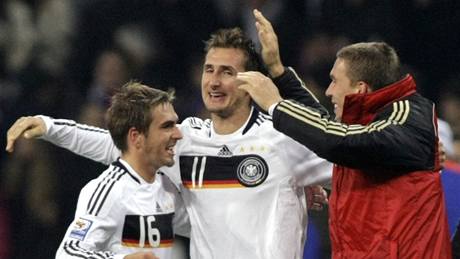 Nmecko: fotbalisté Phillip Lahm, Miroslav Klose a Lukas Podolski (zleva) se radují po vítzství nad Ruskem