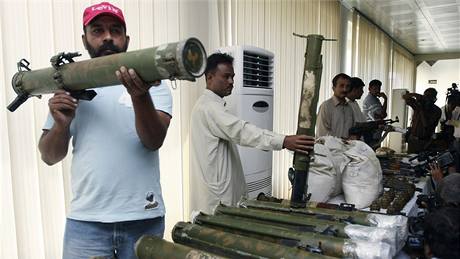 Pákistántí policisté s municí, kterou zabavili ozbrojencm v Karáí. (19. íjna 2009)