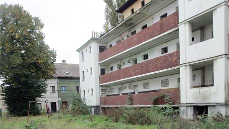 V domech v Matiční ulici, které před 10 lety nechala neštěmická radnice oddělit zdí, už téměř nikdo nebydlí.