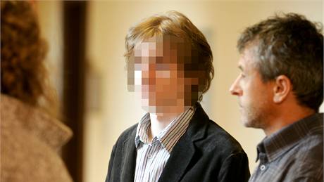 Sedmnáctiletý mladík (uprosted) obalovaný kvli píprav bombového útoku na kolu v Novém Bydov u Krajského soudu v Hradci Králové. (13. íjna 2009)