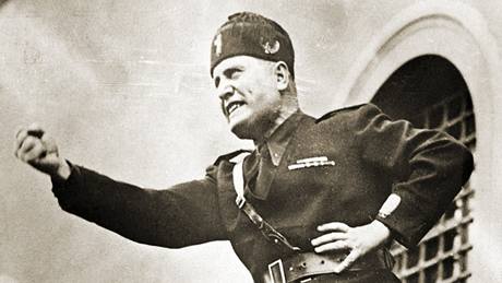 Italský faistický diktátor Benito Mussolini pi projevu v roce 1934.