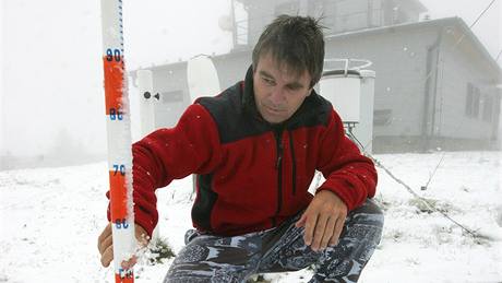Takto loni mil mnoství prvního snhu na vrcholu Lysé hory v Beskydech meteorolog Stanislav Ondruch. (16. záí 2009)