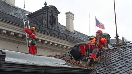 Aktivisté Greenpeace na stee vlády (12. íjna 2009)