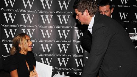 Leona Lewis pi autogramiád v knihkupectví Waterstone
