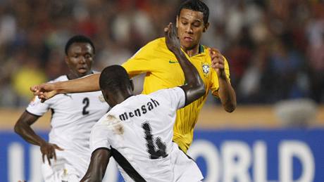 Brazílie - Ghana: Ghaan Jonathan Mensah se snaí zastavit Brazilce Souzu.