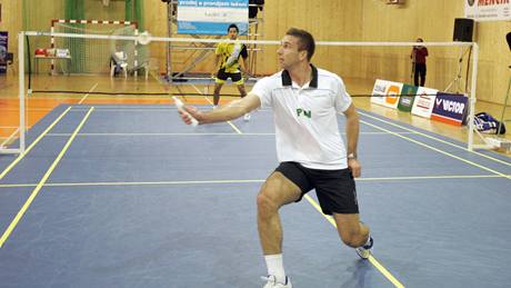 Badminton, v popředí česká jednička Petr Koukal