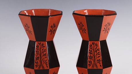 Pár kubistických váz z vysoce pálené keramiky od neznámého autora se prodal za 18 tisíc korun