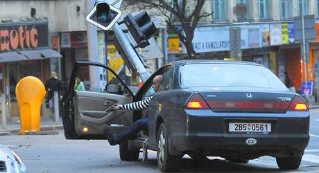 Na Moravském námstí auto porazilo semafor, na kiovatce nefungují svtla