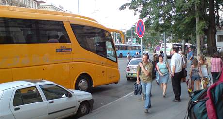 Stráníci parkují ped budovou hlavního nádraí v Brn.