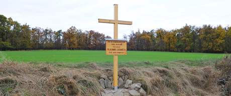 Pomník padlému tábnímu strámistrovi Vladimírovi Zásmtovi nedaleko Vranovské Vsi na Znojemsku
