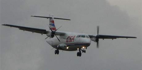Letadlo ATR spolenosti SA pistává s jedním motorem na Ruzyni. Snímek zaslal redakci iDNES.cz tená. (28. íjna 2009)