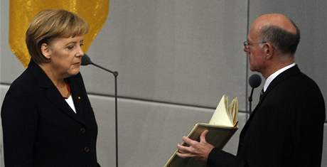 Staronov nmeck kanclka Angela Merkelov skld psahu. (28. jna 2009)
