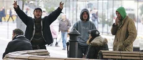 Nemáte drobný, prosí o peníze skupinka bezdomovc v Pardubicích. (22. 10. 2009)