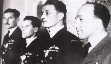 Imrich Gablech p�i dekorov�n� Polsk�m v�le�n�m k��em v Lond�n�