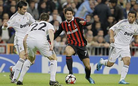 Dvacetiletý Alexandre Pato (u míe) rozesmutnil Madrid, vydatn mu vak pomohl i domácí gólman Iker Casillas.