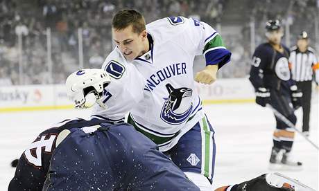 Rick Rypien je rvá, takhle si podal Stortiniho z Edmontonu.