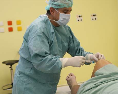 Lékai z Fakultní nemocnice v Brn zkouí nový zpsob léby pokozené chrupavky v kolenním kloubu (ilustraní foto).