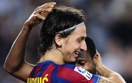 Barcelona - Zaragoza: domc Seydou Keita (vpravo) a Zlatan Ibrahimovic