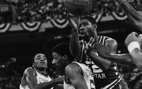 Magic Johnson vs. Isiah Thomas: Takhle se stetli pi All-Star Game 1985. Magic v erném, Thomas první zleva 