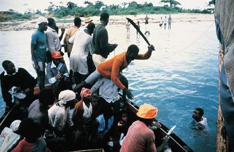 1991: Haiti, boat people: vichni se sna dostat na palubu.