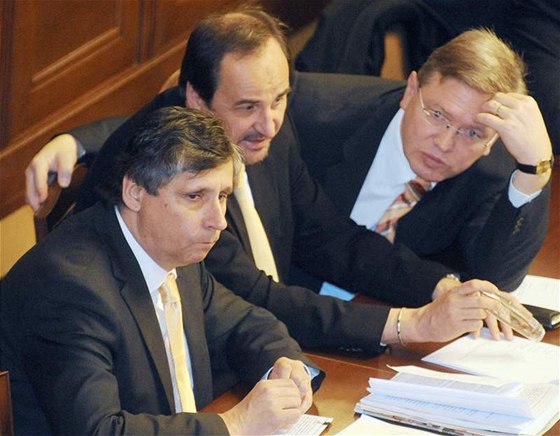 V pípad Fischerova odchodu na pozici komisae do Bruselu by mohl povýit vicepremiér Jan Kohout (na snímku uprosted).