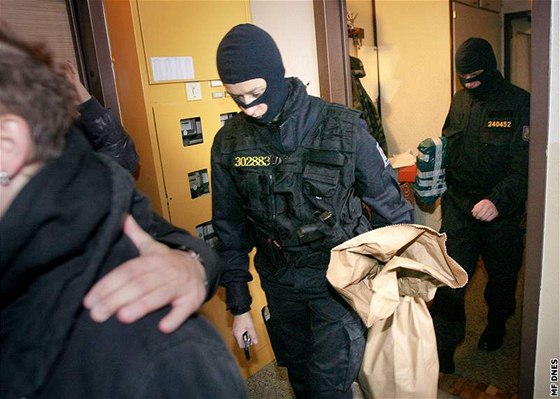 Policisté z Útvaru pro odhalování organizovaného zloinu dnes po celé republice zasahovali proti extrémistm. Fotografie je z eských Budjovic. (21. íjna 2009)