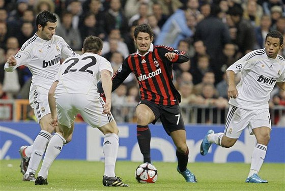 Dvacetiletý Alexandre Pato (u míe) rozesmutnil Madrid, vydatn mu vak pomohl i domácí gólman Iker Casillas.