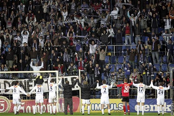 Fotbalisté Slovácka zdraví fanouky. Te se jim mají omluvit.