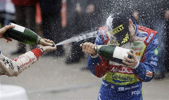Mikko Hirvonen oslavil druhé místo v Britské rallye, v cíli byl ale zklamaný