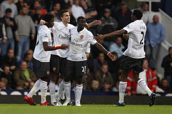 Robin van Persie (druhý zleva) fotbalistm Arsenalu v osmifinále v Portu kvli zranní nepome.