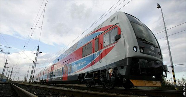 Mezi Nymburkem a Kostomlaty vlak usmrtil člověka, provoz na trati stál