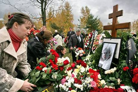 Od íjna 2006, kdy vrah zabil Politkovskou, v Rusku zemelo dalích tináct noviná.